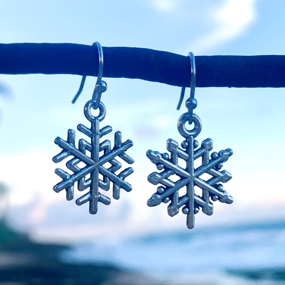 🌷3 For $25🌷 Snowflake Earrings - Picture 6 of 6